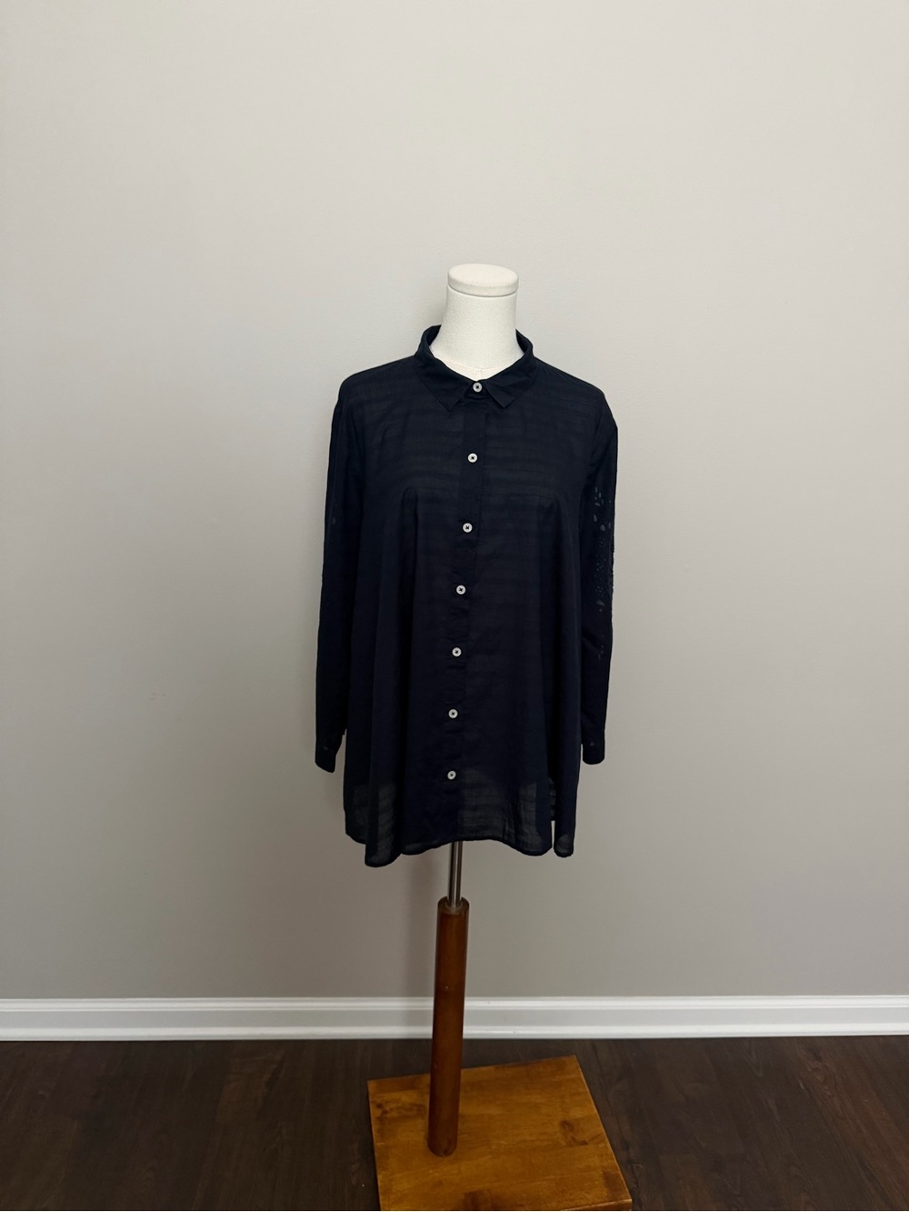 J Jill Shirt Tunic Eyelet Flower Floral Botanical Lightweight Cotton Travel Blue